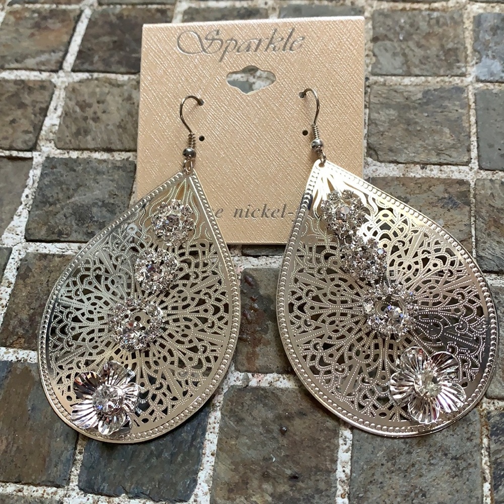 Nwt silver larger rhinestone earrings🖤must bundle